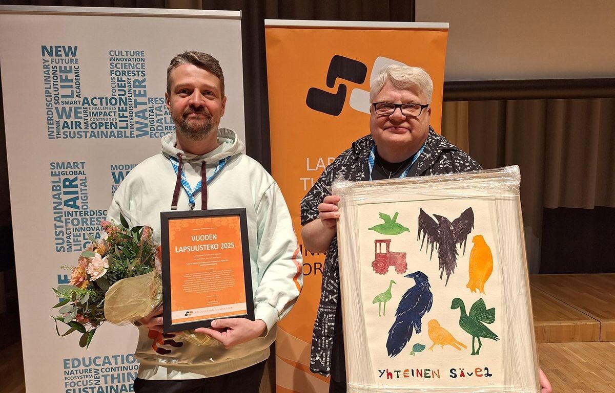 Tomi Sillanpää ja Markku Vellas vastaanottamassa Vuoden lapsuusteko 2025 -palkintoa