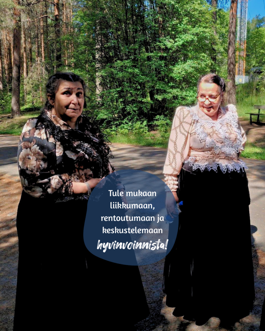 Romanityön romaninaisten hyvinvointiryhmä on +50-vuotiaille, aikuisille romaninaisille suunnattu ryhmä. Kuvassa kaksi romaninaista perinneasussa, ulkona mäntyharjulla aurinkoisena kesäpäivänä poseeraamassa kameralle