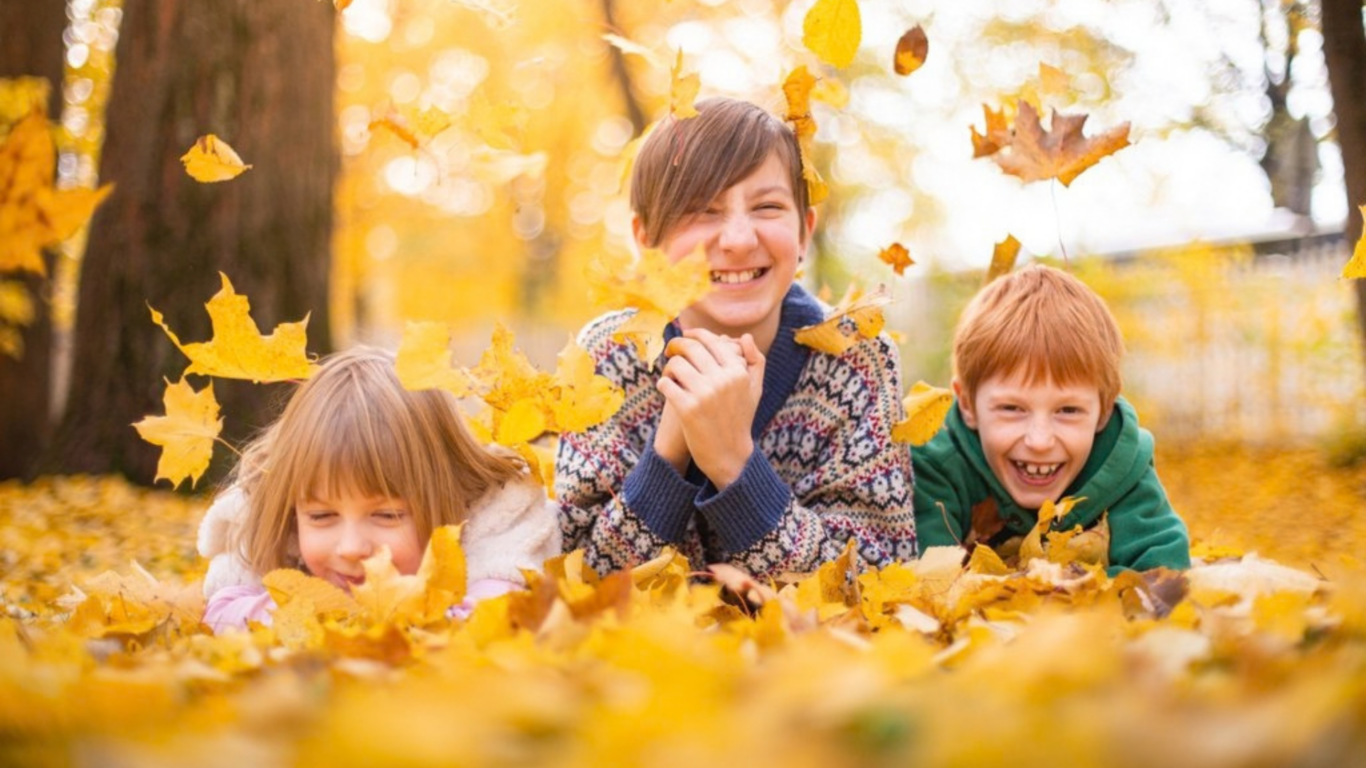 Visit_Tampere_Happy_kids_autumn_leaves_Laura_Vanzo-1
